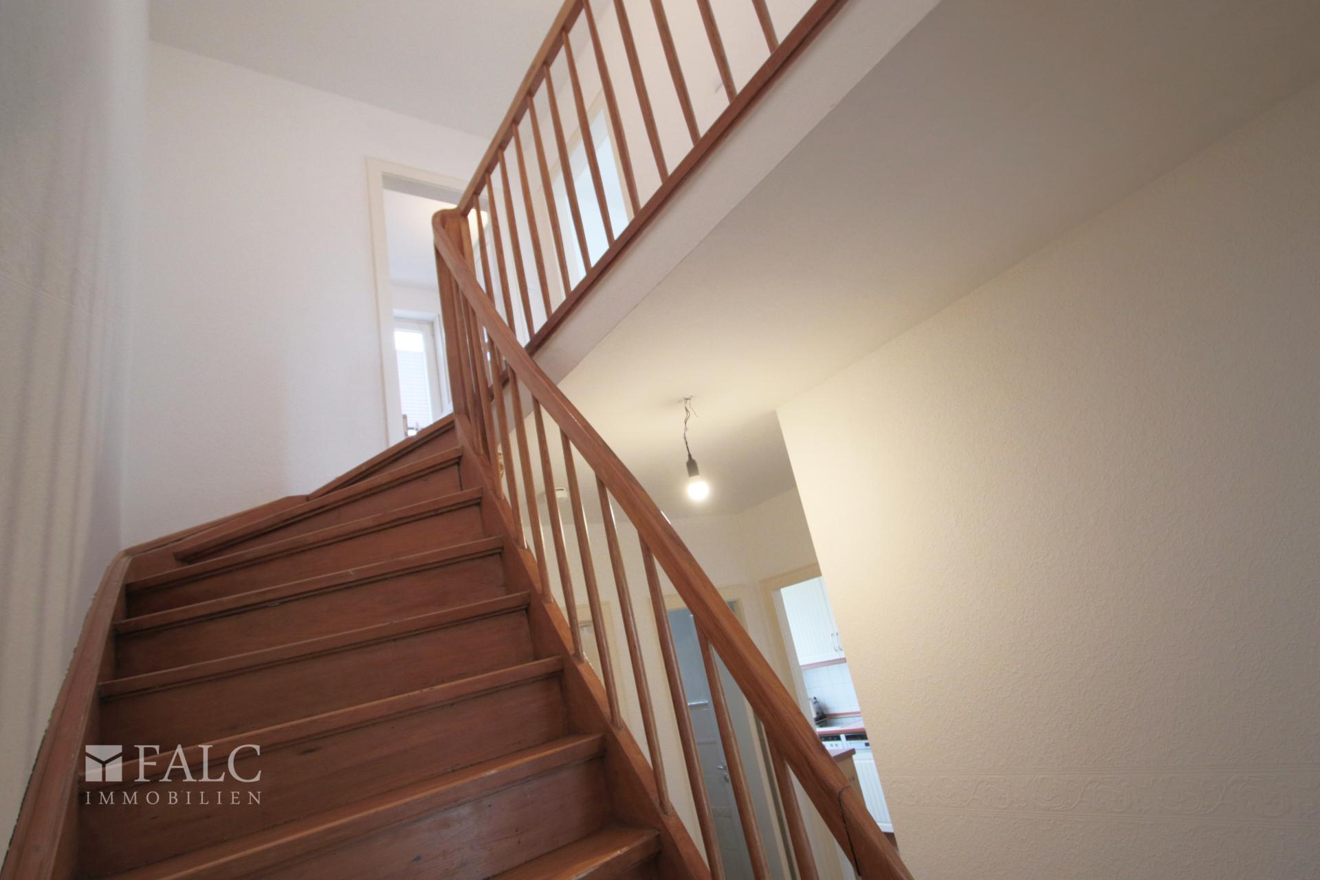 EG Holztreppe zum OG